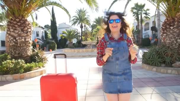 Heureuse jeune femme en vacances s'amuser — Video