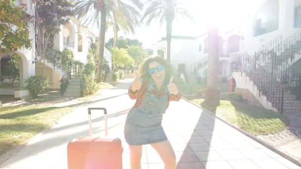 Feliz joven mujer de vacaciones divirtiéndose — Vídeo de stock