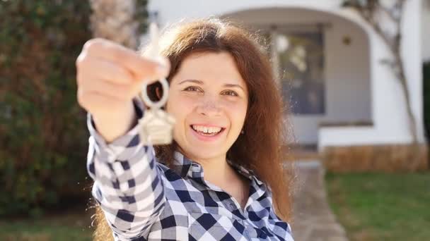 Mujer joven feliz en frente de un nuevo hogar con llaves — Vídeos de Stock