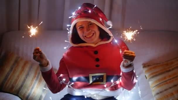 Felice giovane donna in costume da Babbo Natale con luci bengala — Video Stock