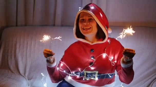 Felice giovane donna in costume da Babbo Natale con luci bengala — Video Stock