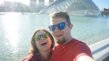 Mutlu çift selfie şehirde Valencia alarak sevgi dolu