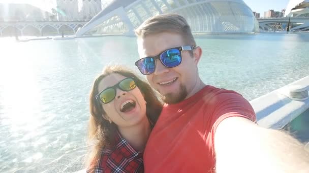 Amour joyeux couple heureux prendre selfie dans la ville Valencia — Video