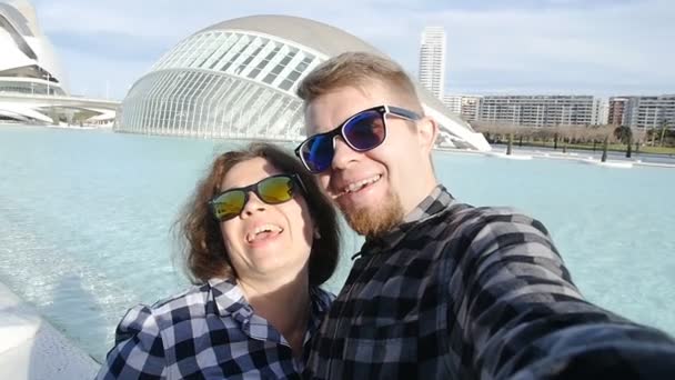 Amante alegre casal feliz tirando selfie na cidade Valencia — Vídeo de Stock