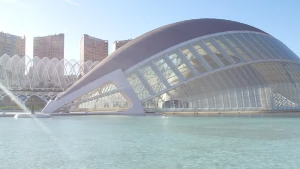 Hemisferic gebäude in valencia, spanien. Stadt der Künste und Wissenschaften — Stockvideo