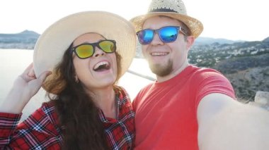 Genç bir çift yürüyüş alarak selfie. Mutlu genç adam ve kadın portresi dağlarda alarak