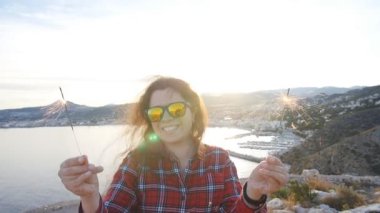 Maytap denize yakın tutan genç mutlu gülümseyen kadın