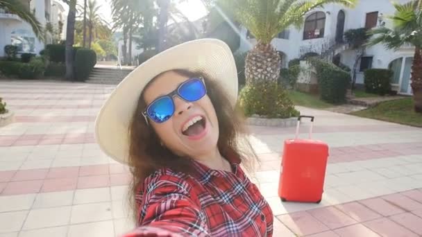 Joven viajero feliz mujer de vacaciones en el resort tomando selfie — Vídeos de Stock