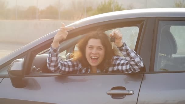 Jonge vrouw de knop ingedrukt naar een nieuwe auto — Stockvideo