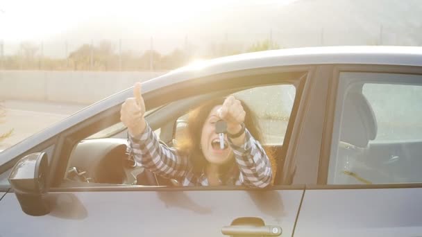 Jonge vrouw de knop ingedrukt naar een nieuwe auto — Stockvideo