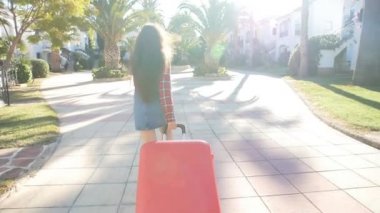 Toung kadın bir resort üzerinde çalışan bir kırmızı çanta