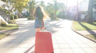 Toung kadın bir resort üzerinde çalışan bir kırmızı çanta