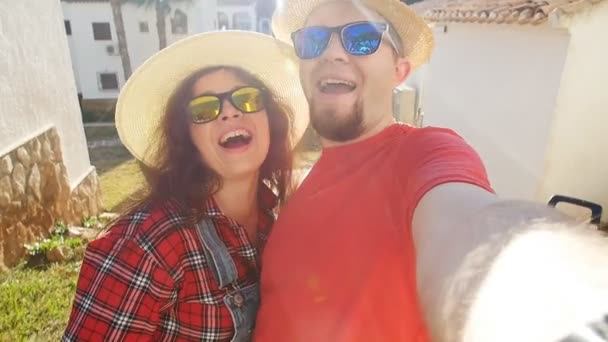 Feliz viagem casal no amor fazer engraçado selfie — Vídeo de Stock