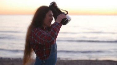 Kadın gözlük sanal gerçeklik sahilde