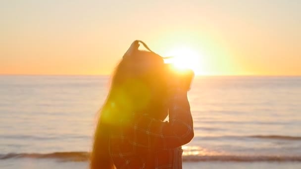 Donna in occhiali realtà virtuale sulla spiaggia — Video Stock