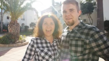 Mutlu çift ev sahibi ile anahtar. Gayrimenkul, yeni bir ev veya daire ve insanlar kavramı