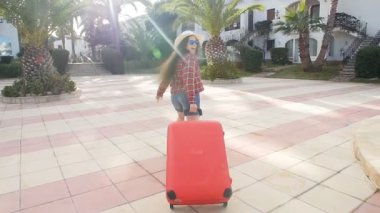 Toung kadın bir resort üzerinde çalışan bir kırmızı çanta