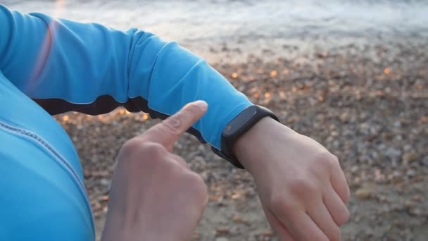 屋外でボタンに触れるスマートウォッチを使用してスマートな腕時計女性 — ストック動画