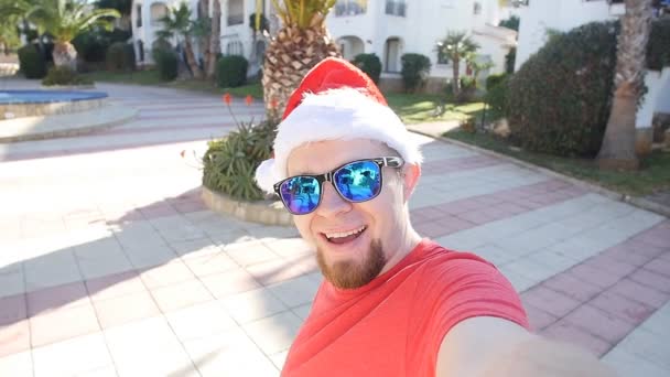 Un joven con gorra de Santas de vacaciones. Autorretrato — Vídeos de Stock