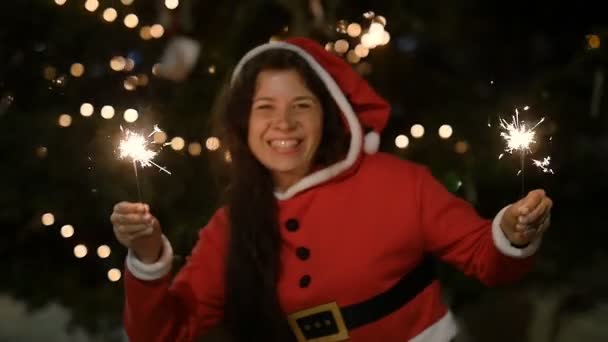 Glückliche Oma im roten Pullover mit Feuerwerk, Weihnachtskonzept. — Stockvideo