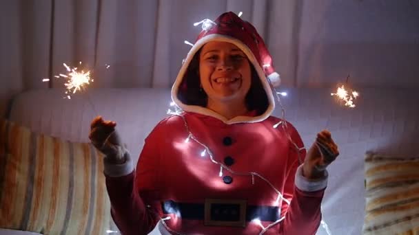 Feliz oman en suéter rojo Sosteniendo fuegos artificiales, concepto de Navidad . — Vídeos de Stock