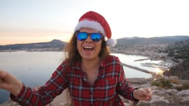 Mujer feliz bailando con un fuego chispeante. Concepto de Navidad — Vídeos de Stock