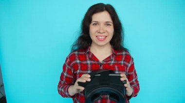 Genç kadın gözlük sanal gerçeklik, Vr gözlük, Vr-kulaklık gözlük takmak sunar