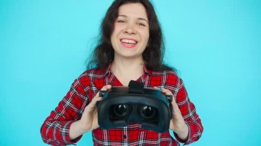 Genç kadın gözlük sanal gerçeklik, Vr gözlük, Vr-kulaklık gözlük takmak sunar