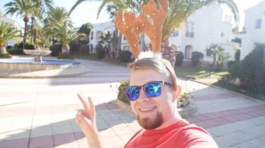 Mutlu Noel geyik boynuzları selfie genç adam gülümsüyor. Noel kavramı