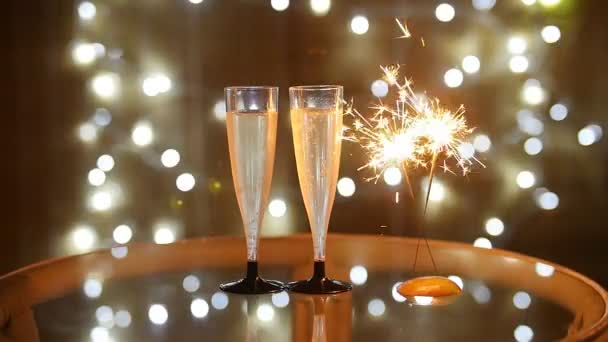 Újév ünnepe két pezsgőspoharak és csillagszóró