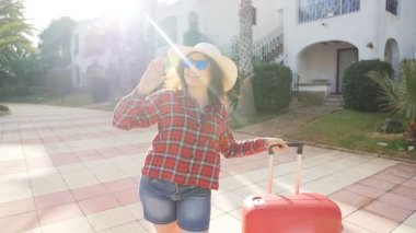 Mutlu genç kadın resort ya da dairenize kadar gelen kırmızı çanta