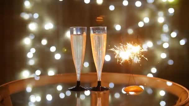 Новогодний праздник с двумя бокалами шампанского и игристым — стоковое видео