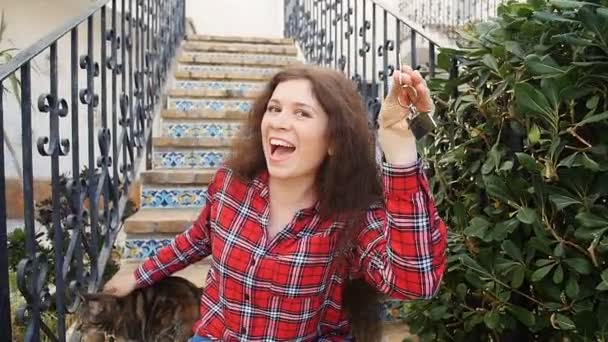 Glad ung kvinna framför nya hem med nycklar — Stockvideo