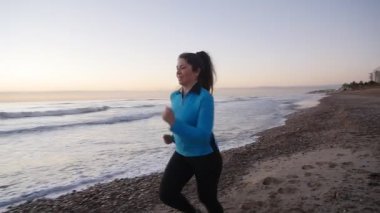 Plajda çalışan fitness kadın runner