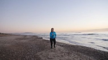 Plajda çalışan fitness kadın runner