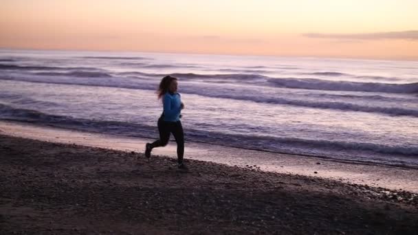 Fitness žena běžec běží na pláži