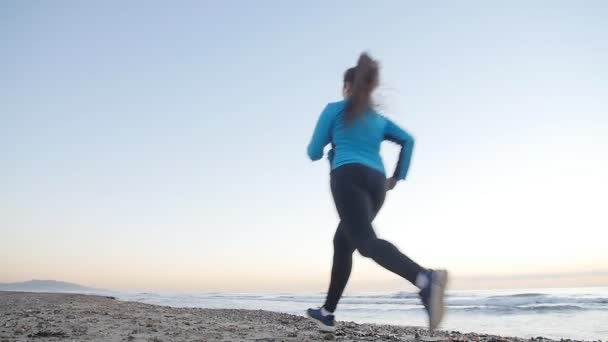 Γυμναστήριο γυναίκα δρομέας τρέχει στην παραλία — Αρχείο Βίντεο