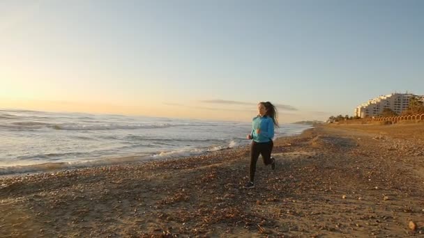 Fitness kvinna löpare kör på stranden — Stockvideo