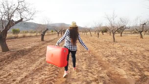 快乐的年轻的旅行妇女在村里。农业旅游 — 图库视频影像