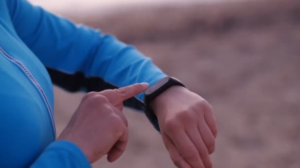 Donna Sportiva con activity tracker — Video Stock