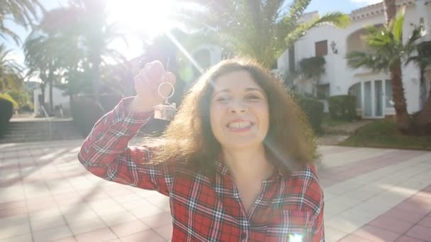 Mujer joven feliz con llaves de la nueva casa al aire libre — Vídeos de Stock