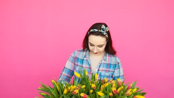 Floristería femenina joven con caja grande de tulipanes amarillos — Vídeos de Stock