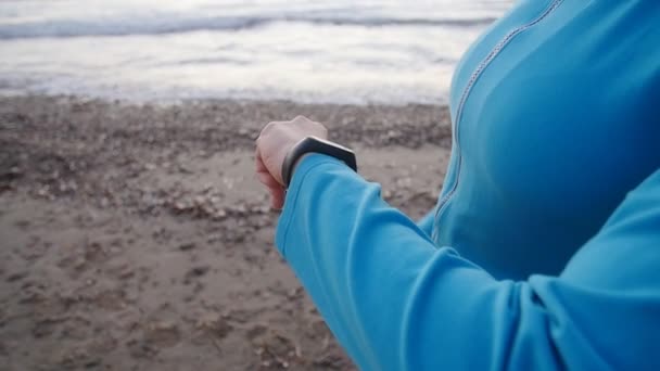 Έξυπνο ρολόι γυναίκα χρησιμοποιώντας smartwatch αγγίζοντας το κουμπί σε εξωτερικούς χώρους — Αρχείο Βίντεο