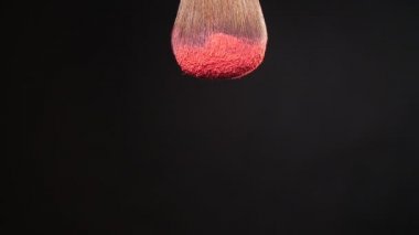 Powderbrush pembe siyah zemin üzerine