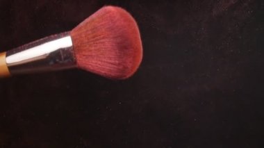 Powderbrush pembe siyah zemin üzerine
