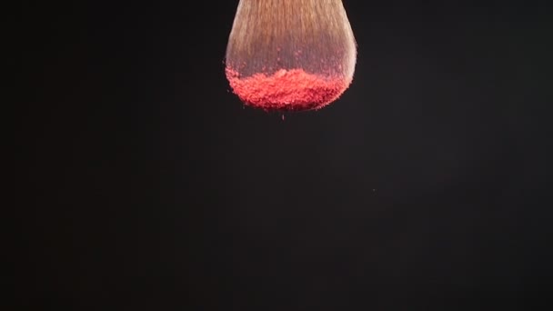 Escova de pó sobre fundo preto com pó rosa — Vídeo de Stock