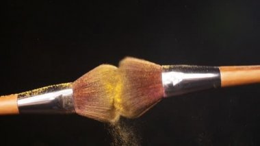 Powderbrush pembe siyah zemin üzerine