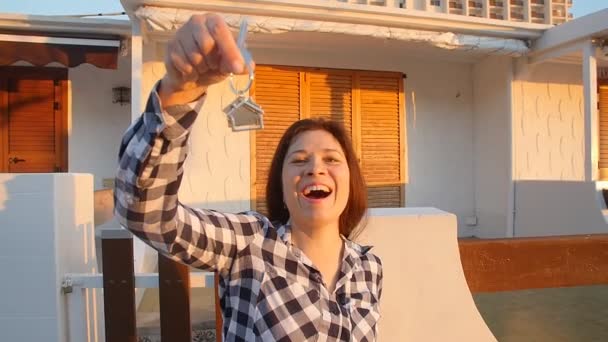 Mujer joven feliz con llaves de la nueva casa — Vídeo de stock