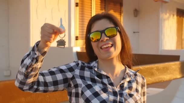 Šťastná mladá žena s nové klíče od domu — Stock video