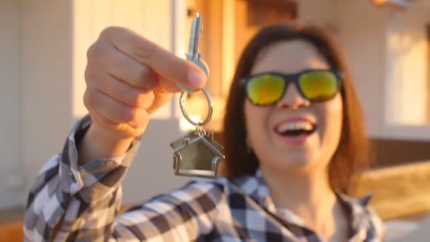 Mujer joven feliz con llaves de la nueva casa — Vídeos de Stock